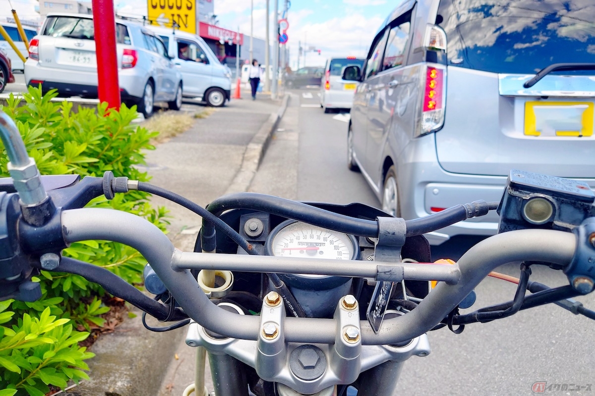 巻き込み事故は、バイクがクルマの左側からすり抜けをすることで起こることが多い
