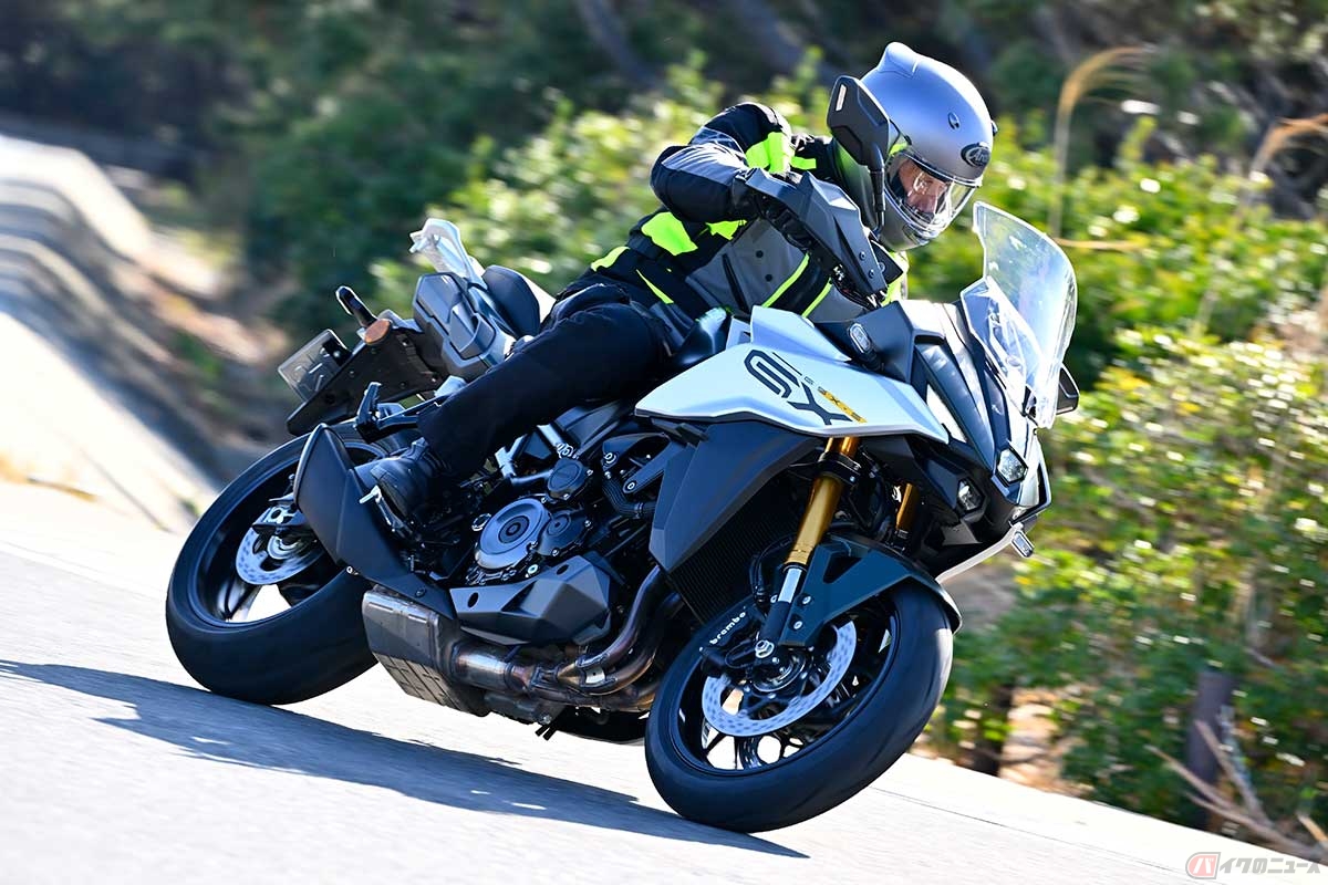 スズキ「GSX-S1000GX」(2024年型)に試乗する筆者(松井勉)