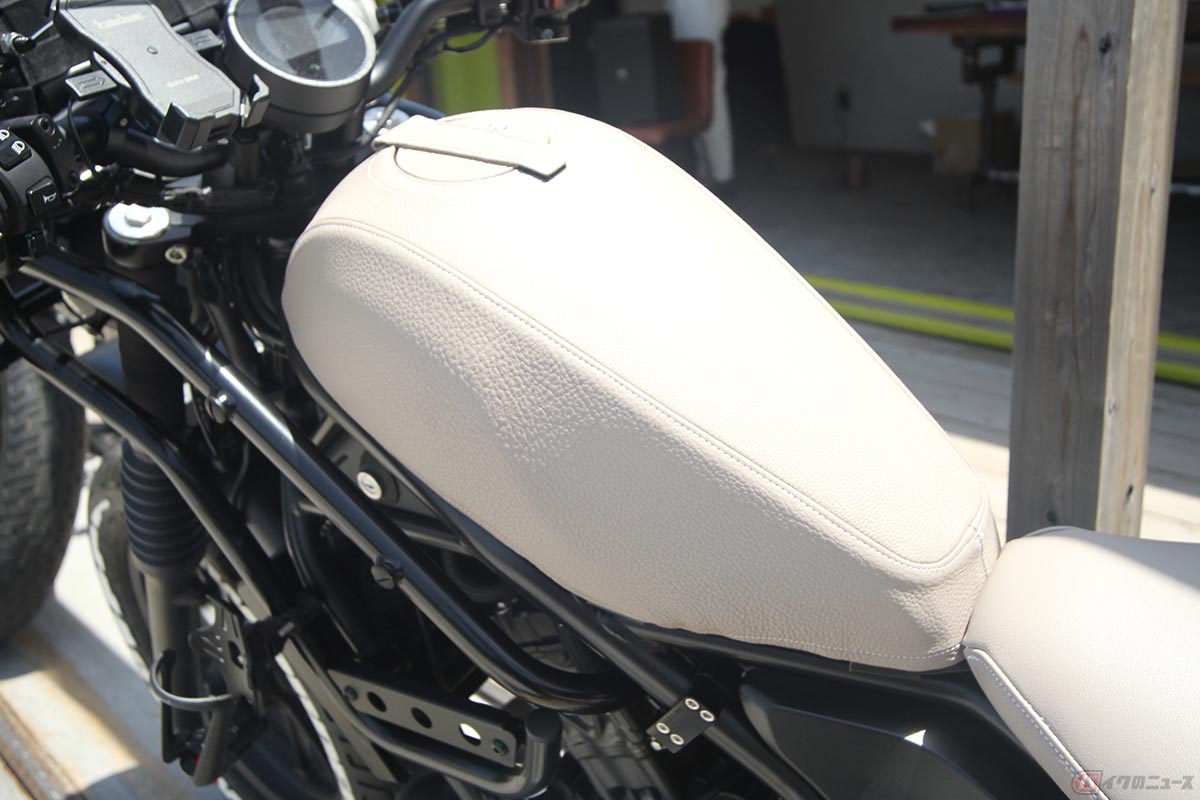 ソニッククラフティが開発・販売するコンプリート車両「VESGRIDE-hygge（ベスグライド ヒュッゲ）」。オプションのタンクカバーはタンクキャップもカバードする仕様となっています（開閉可能）