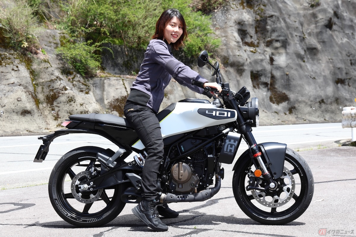 シート高は820mm、身長160cmの私が跨ると両足はつま先立ちになりますが、しっかりと地面を押さえつけている感覚がある