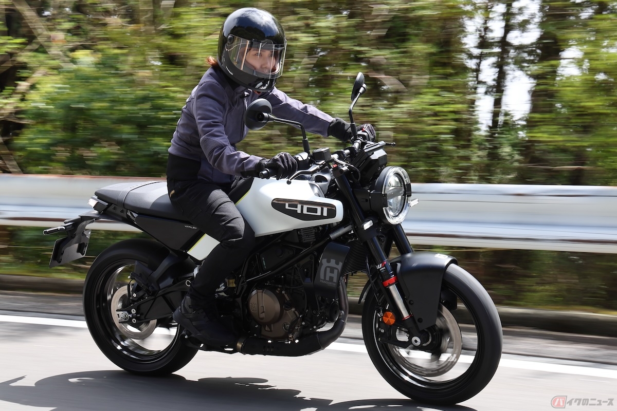 ライディングポジションは、リラックスした姿勢で乗ることができ、ヴィットピレン401を思う存分楽しむことができた