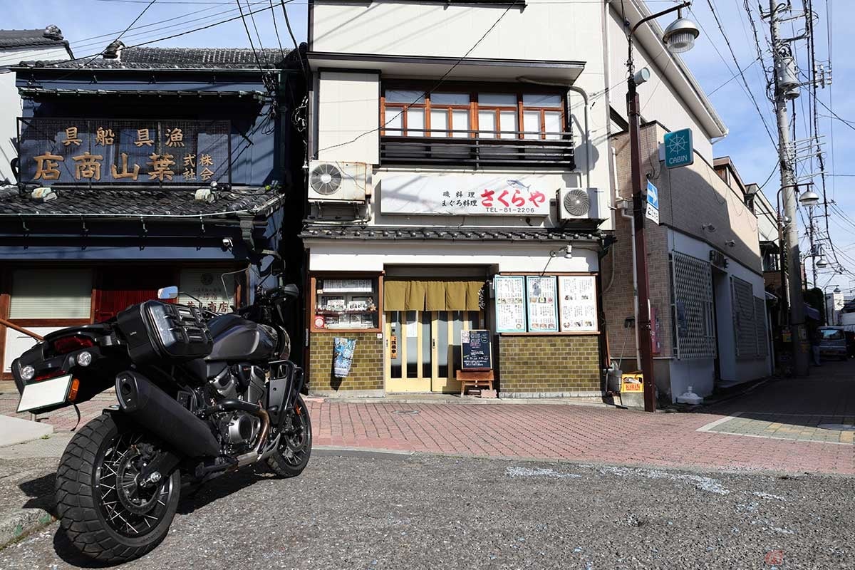 「さくらや」は、昭和5年創業の100年続く老舗。三崎の中心地にあるロータリー付近に店を構える。バイクはすぐ近くの「うらりマルシェ」の2輪駐車スペースに停めた