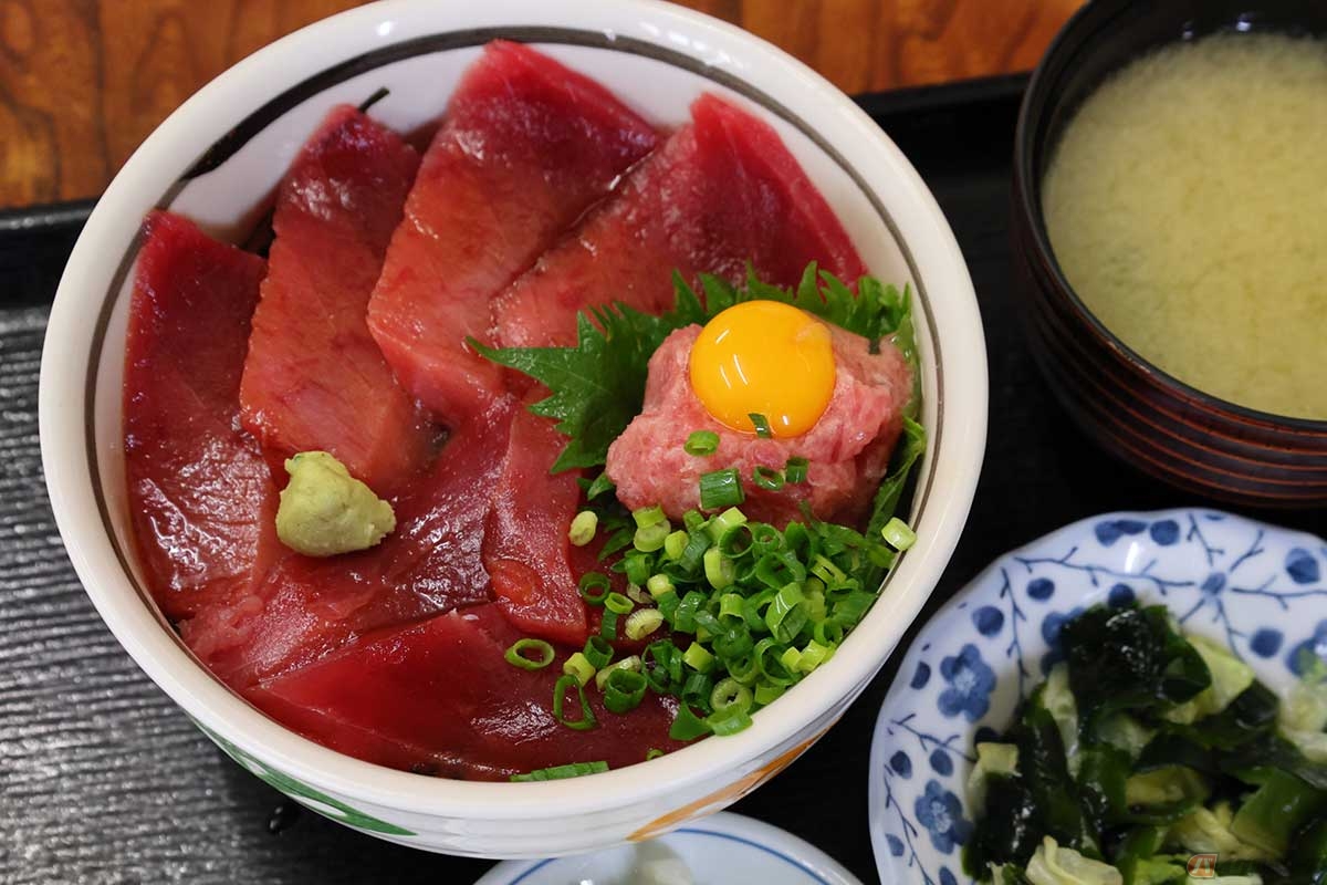 「中トロと赤身とネギトロの三色丼」は三崎鮪をふんだんに使った鮪丼。中トロと赤身はヅケで品の良い味付け