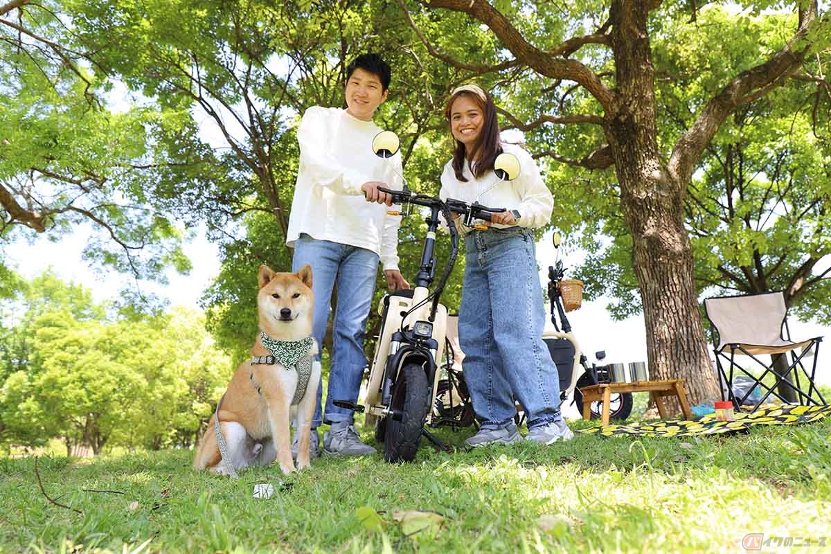 中型犬まで載せることができる電動原付「E-Carry Bike Doggie」と開発者WITH-MOTO代表 向井 雄佑さん夫婦と愛犬の「太陽」
