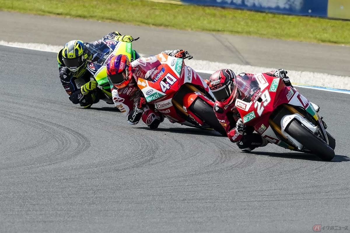 【MotoE第2戦フランス大会】最終ラップ、スピネッリ選手(#29)とカサデイ選手(#40)が接戦の優勝争いを展開