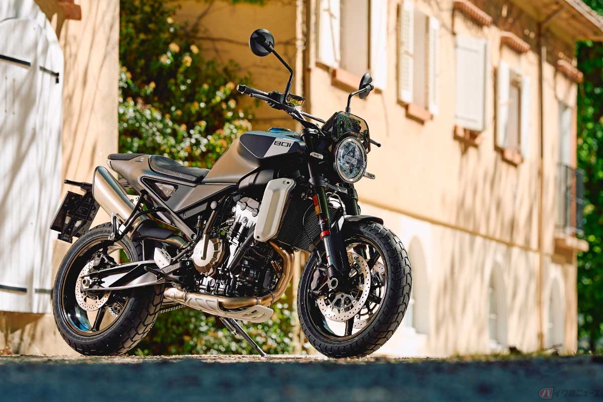 ハスクバーナ新型「Svartpilen 801(スヴァルトピレン801)」はモノトーン基調の高級感のあるスタイリング。エンジンは2気筒になったけれどスリムな印象はそのまま。2024年8月発売予定で価格(消費税10%込み)は138万9000円