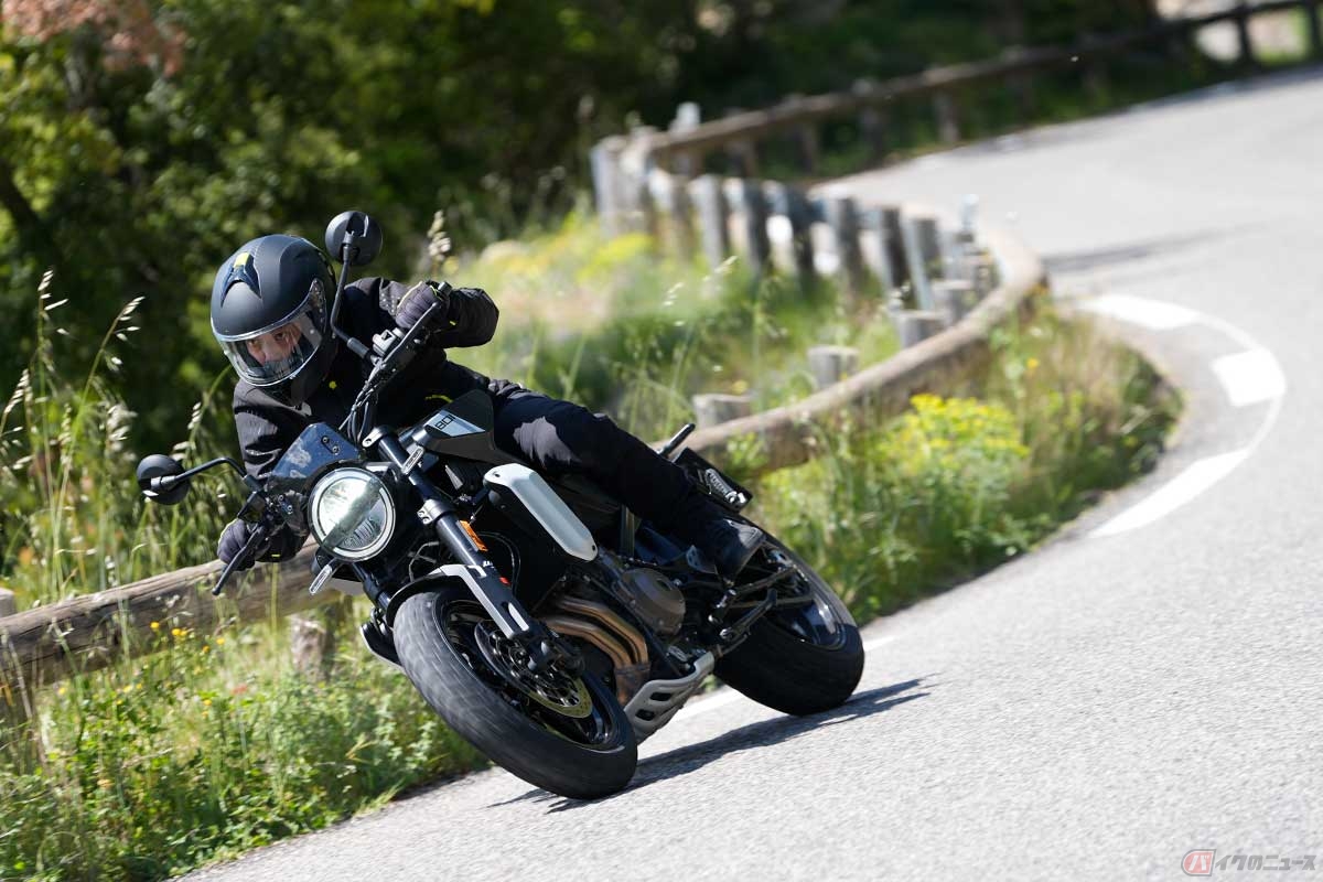 ハスクバーナ新型「Svartpilen 801（スヴァルトピレン801）」に試乗する筆者（小川勤）