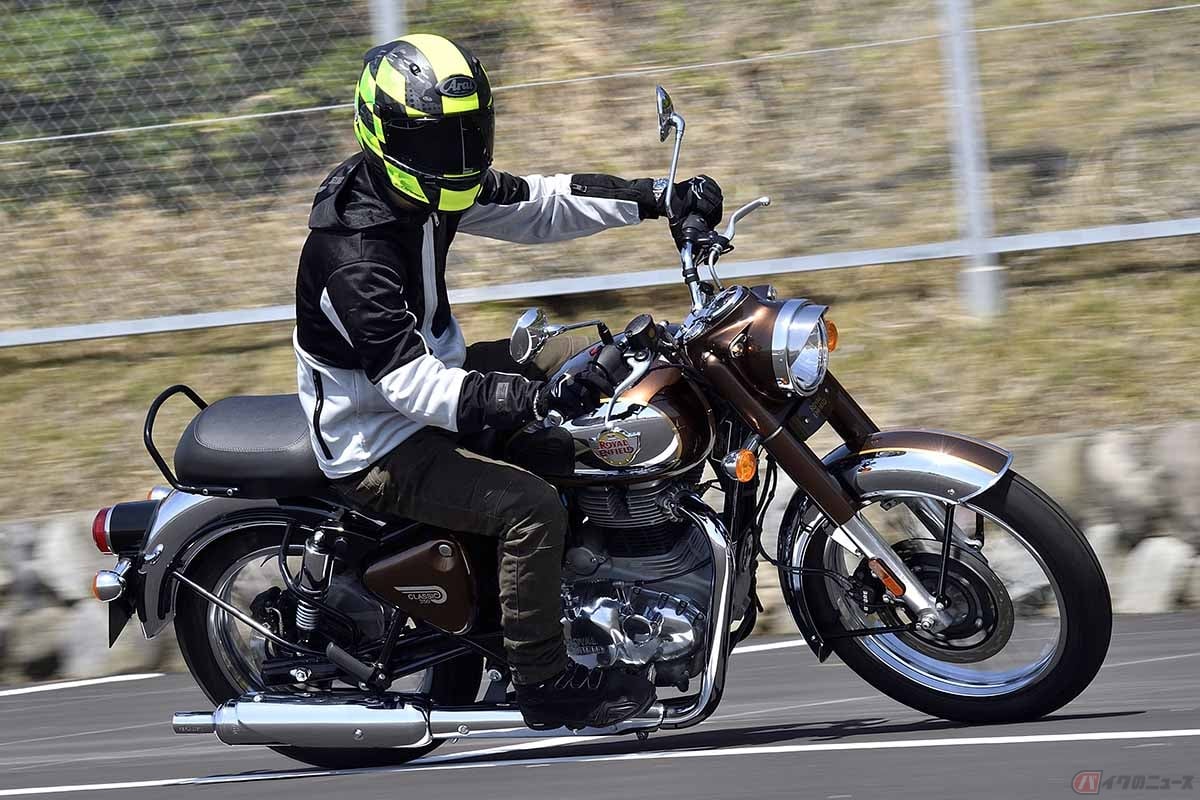 ロイヤルエンフィールド「クラシック350」に乗る筆者(青木タカオ)