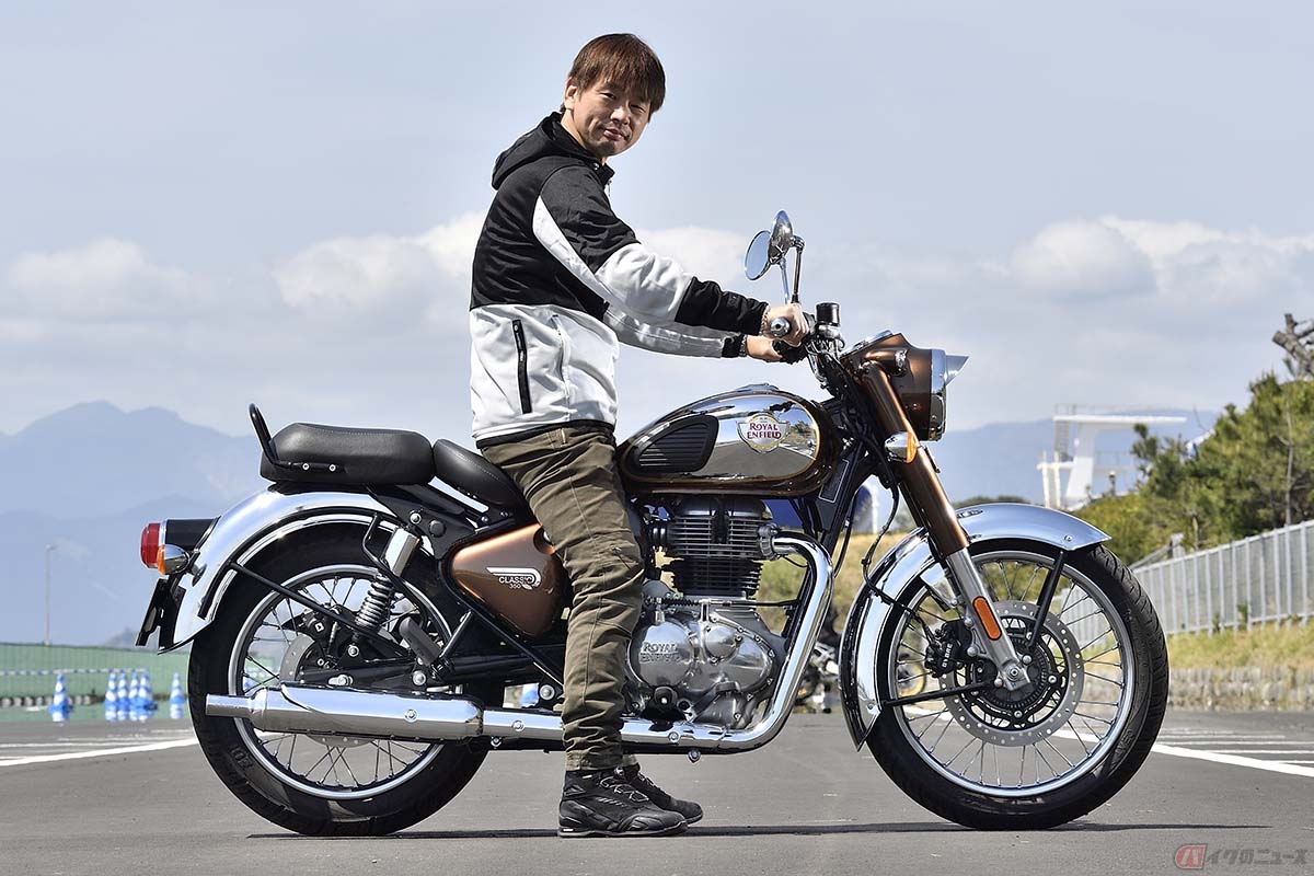 ロイヤルエンフィールド「クラシック350」と筆者（青木タカオ）