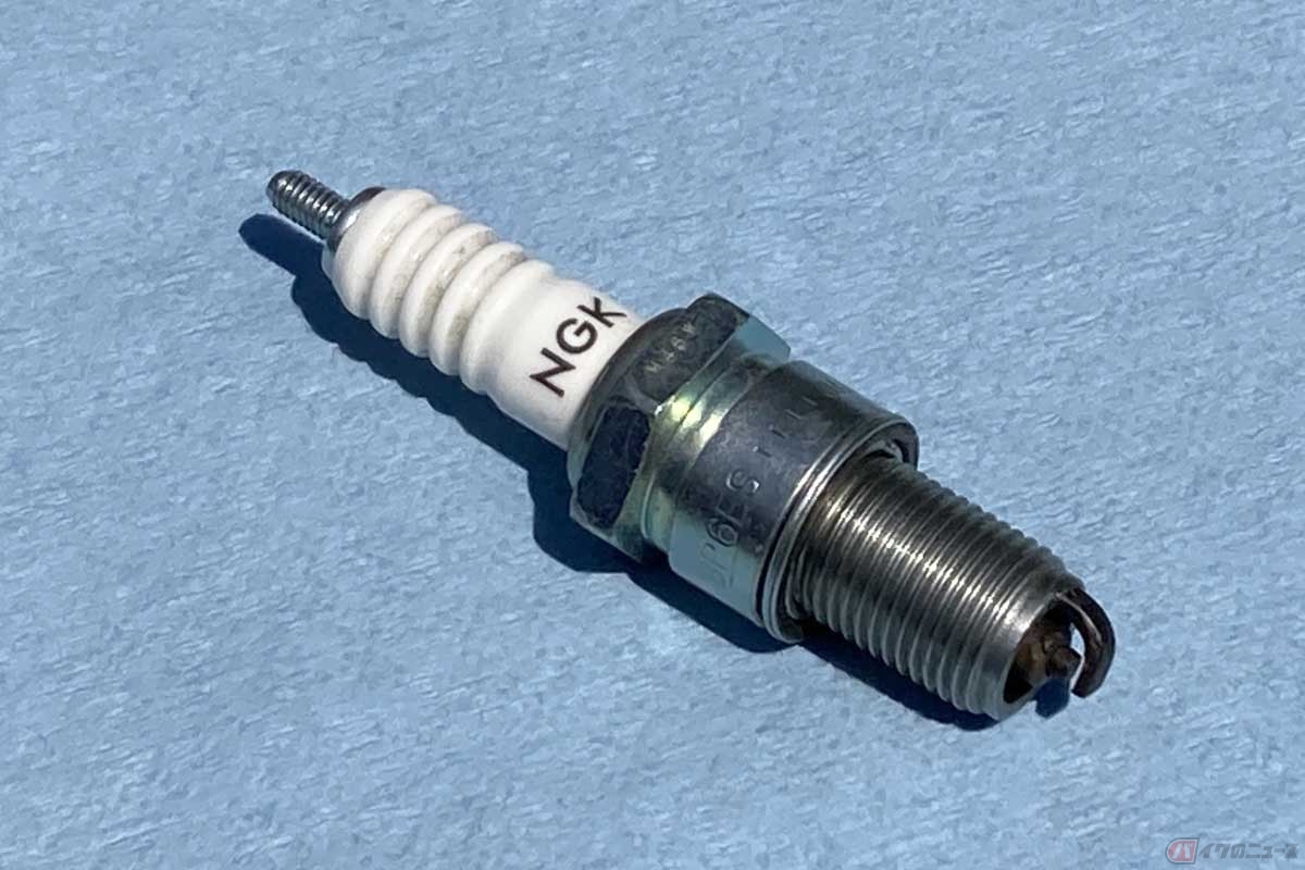 混合ガスに火を点ける「点火プラグ」。バッテリーや発電機で生んだ電気を元にして火花を飛ばしている。写真は筆者所有の点火プラグ