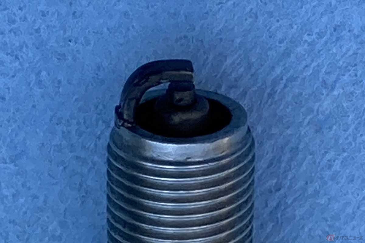 点火プラグの電極付近。写真は若干カブッた状態