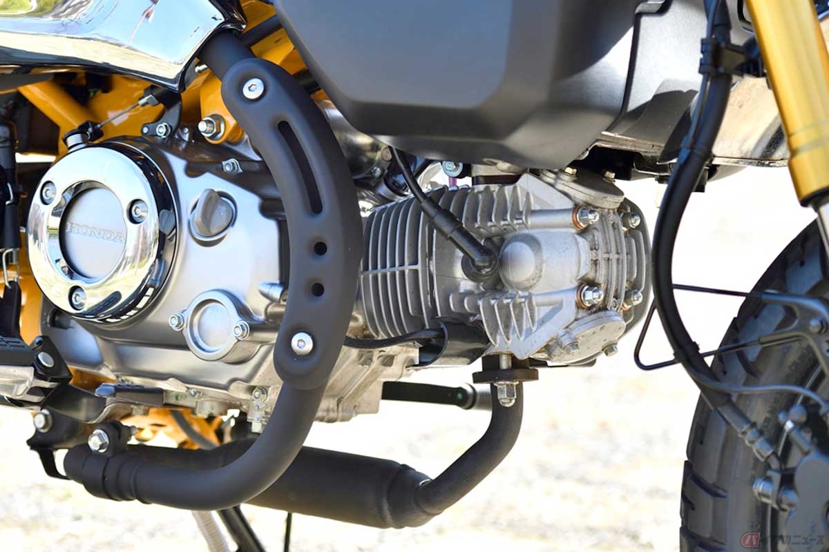 ホンダ伝統のスーパーカブ系の空冷横型エンジンは、シリンダーヘッドが露出しているため点火プラグの着脱が容易。写真は「モンキー125」