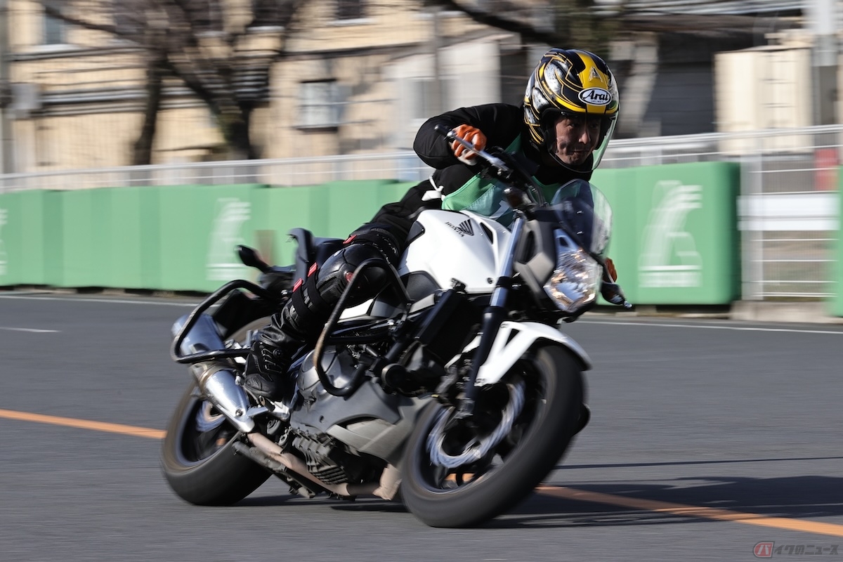 教習所やライディング教室では正しいバイクの乗車姿勢を習う