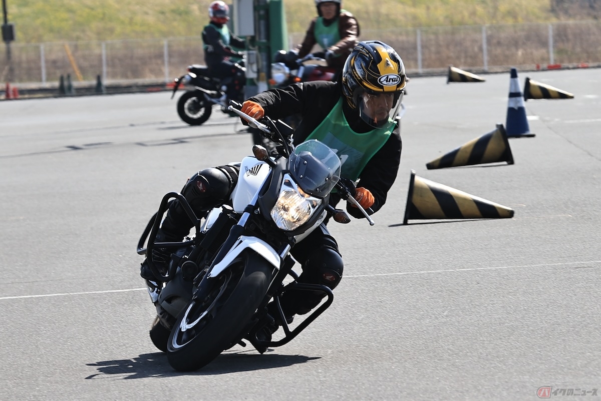 リーンウィズは、バイクの傾きとライダーの上半身の傾きが同じになるフォーム