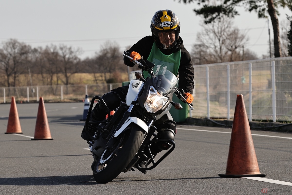 リーンアウトとは、ライダーの上半身よりもバイクをより内側に傾けたフォームのこと