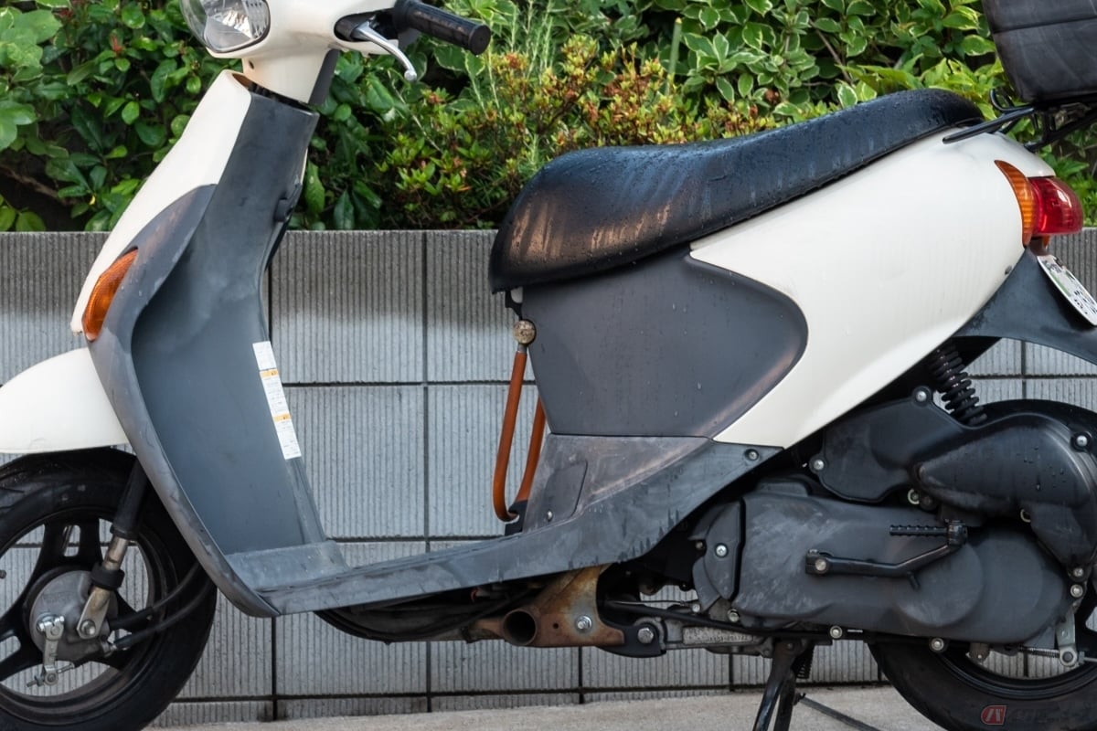 スクーターに使われている未塗装樹脂は、紫外線を浴び続けると黒光りしていたものが、あっという間に白っぽく変色してしまう