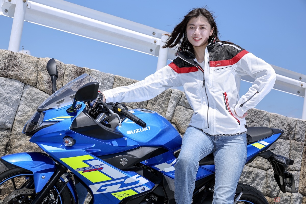 バイクを運転するときはケガ防止も兼ね、真夏でも必ず長袖・長ズボンを着用して肌を露出しないことが重要