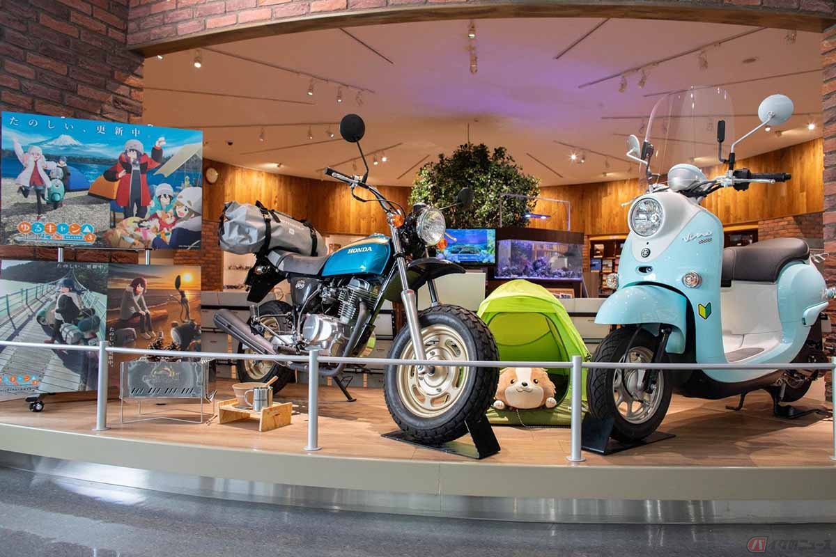 「ゆるキャン△」登場キャラクター・志摩リンの愛車のモデルとなったヤマハ「Vino」(右)と土岐綾乃の愛車のモデルとなったホンダ「Ape100・スペシャル」