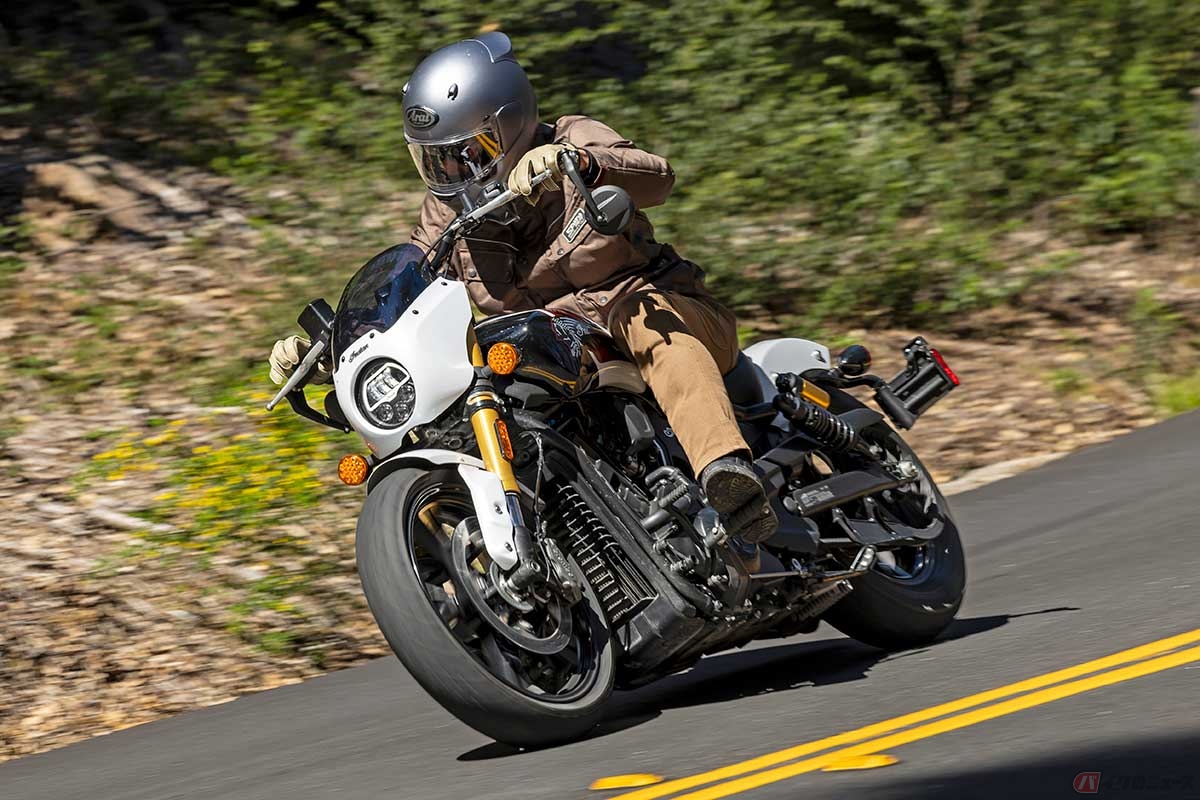 インディアンモーターサイクル「101 Scout」（2025年型）に試乗する筆者（松井勉）
