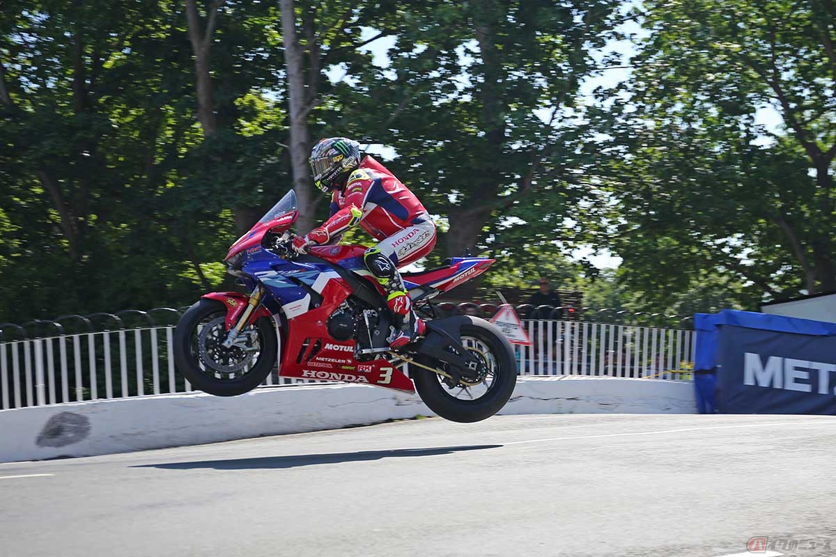 バラフブリッジでジャンプをするジョン・マクギネス選手。このようなジャンプスポットが1周60kmのマウンテンコースの中に多数存在する(写真は2023年/小林ゆき)