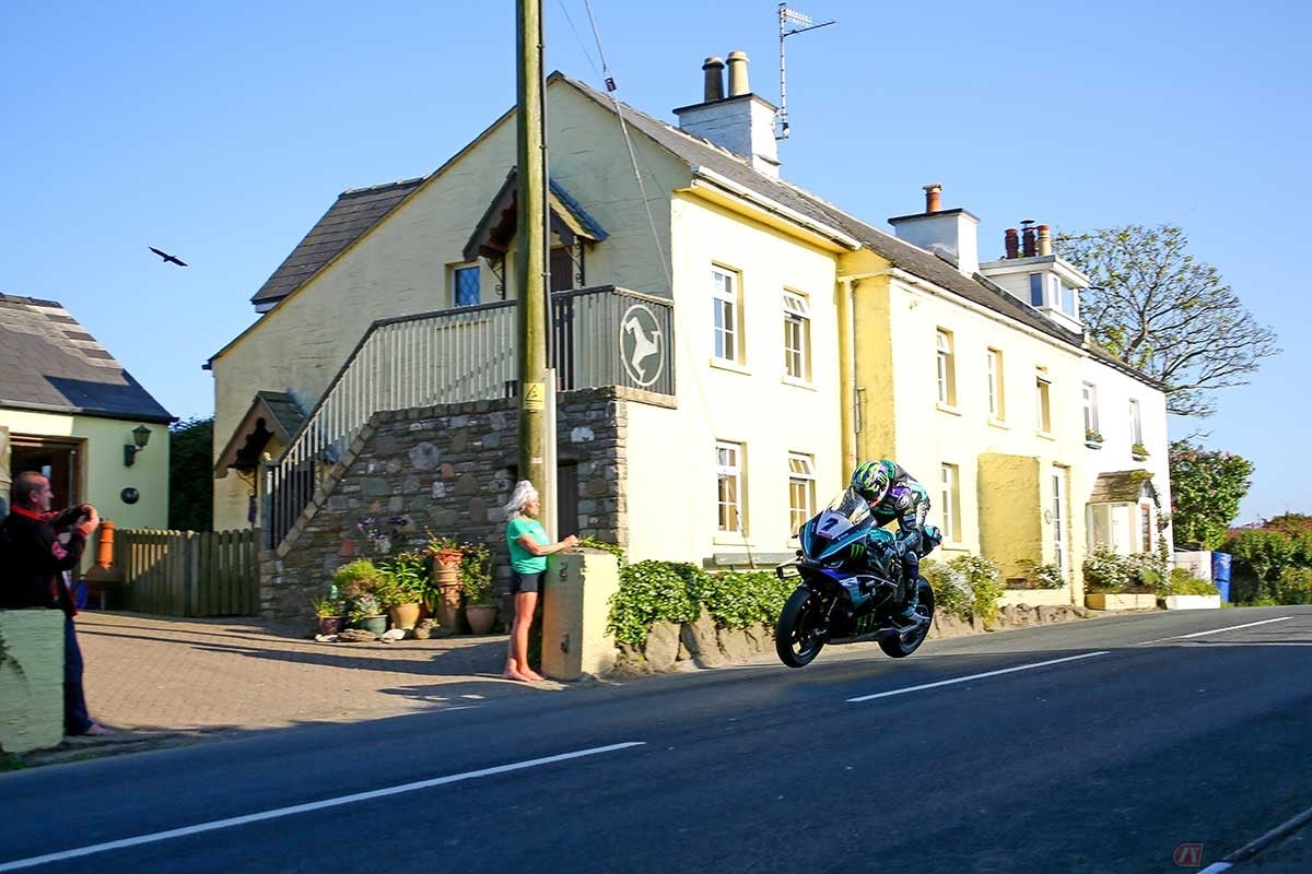 普通の直線路だが起伏があるため、ちょっとした場所でもジャンプをする。こちらはレンカレン4(写真は2023年/小林ゆき)