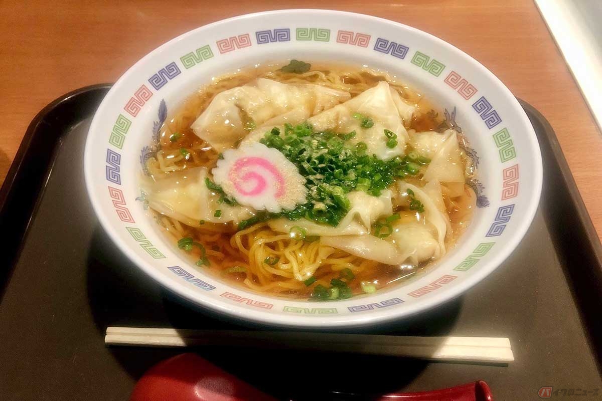 東名高速「港北PA」(下り)で食した「ワンタンメン」(900円)は、昔ながらの中華そばといった感じ。かんすいを使用したツルツルした食感の麺が美味い