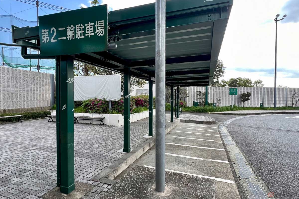 「EXPASA海老名」では、入口付近だけでなく出口付近にも屋根付きで2輪用の駐車スペースが用意されている
