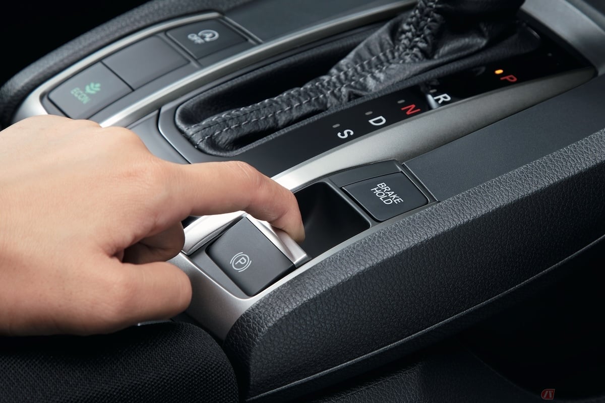 車を止める時には、パーキングブレーキを引き、AT車の場合はギアをPに、MT車の場合は1速、あるいはバックギアに入れる