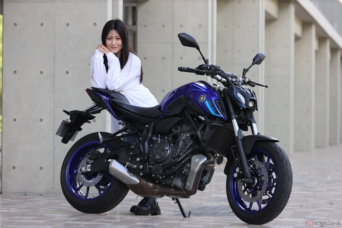 バイクの場合、タイヤだけでなくスタンドも接地しているため、簡単には動き出さない