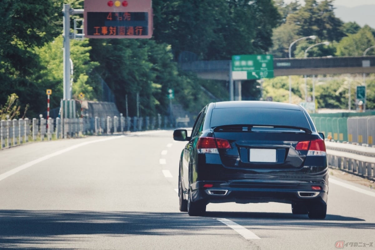サンデードライバーがする運転として代表的なのが、急な車線変更や、追越車線への居座り