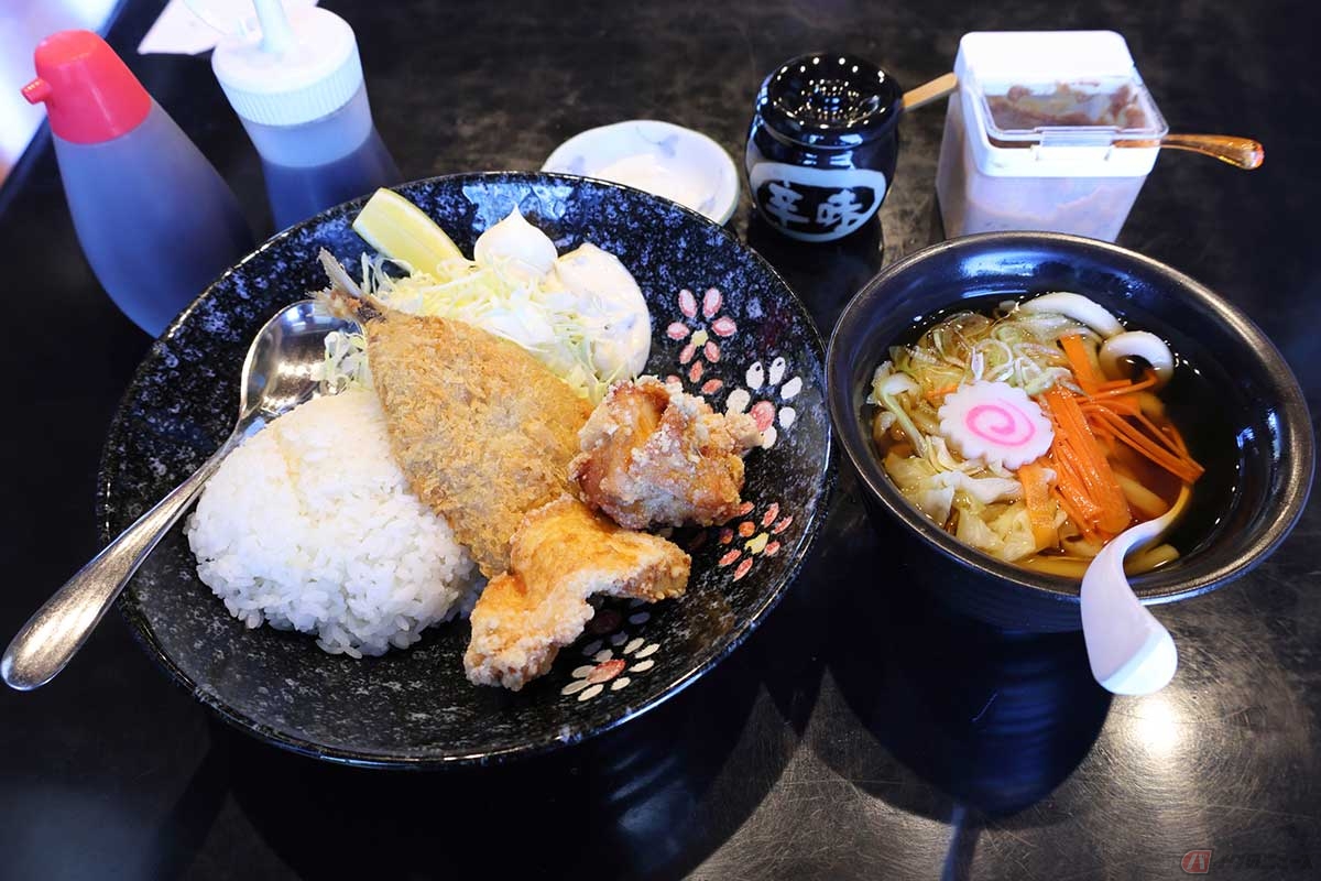 「ふじ山食堂。」の「アジから定食」は、アジフライと鶏の唐揚げ、ご飯とキャベツがワンプレートに盛られている。吉田のうどん(小)がセット