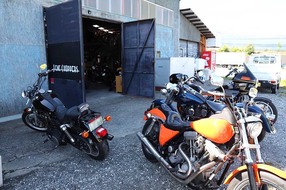河口湖町のカスタムショップ「Jene Chopper」で撮影。倉庫を改装したショップがアメリカっぽくてカッコイイ
