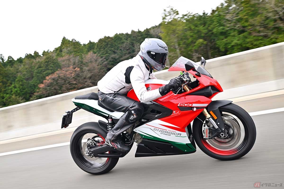 イタリア生まれの電動バイク、エネルジカ「EGO+」に試乗する筆者(中村友彦)
