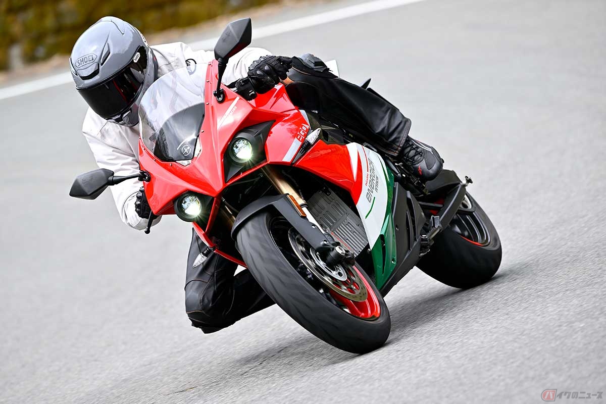 電動バイクらしく加速は強烈。もちろんシフトチェンジ操作も無くシームレスに加速していく