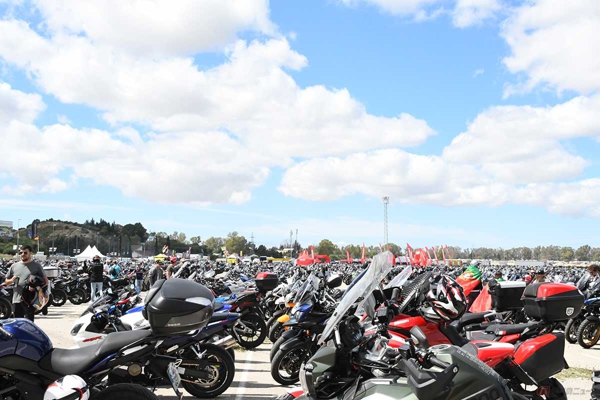 金曜日の2輪駐輪場。金曜日でこの台数の多さ。そしてまだまだバイクが入ってくる