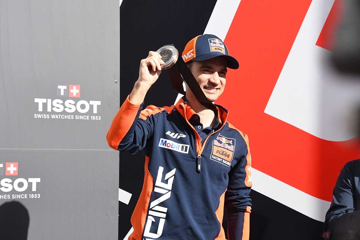 パドックで行なわれた、ペドロサ選手のスプリントレース3位のセレブレーション