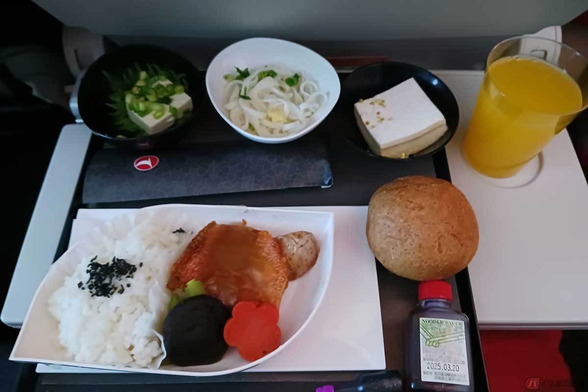 白米にうどん、これに加えてパンがついてきた。「炭水化物が多いな」と感じるのはわたし（筆者：伊藤英里）だけだろうか……