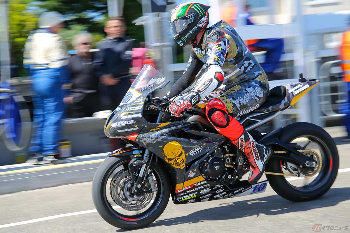 主に排気量600ccクラスの4気筒エンジンで競われる「スーパースポーツTT」のマシン。写真は2023年のピーター・ヒックマン選手。排気量675ccの直列3気筒エンジンを搭載するトライアンフ「デイトナ」で出場した。2024年はデイビー・トッド選手がドゥカティ「パニガーレV2」で出場予定（写真／小林ゆき）