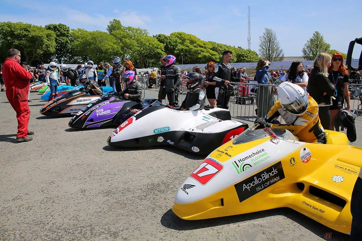 「サイドカーTT」に出場するマシンたち。エンジンは市販のバイクのエンジンを使用しなければならない。フレームは主に2社のレーシングサイドカーメーカーのものが使用されている(写真は2023年/小林ゆき)