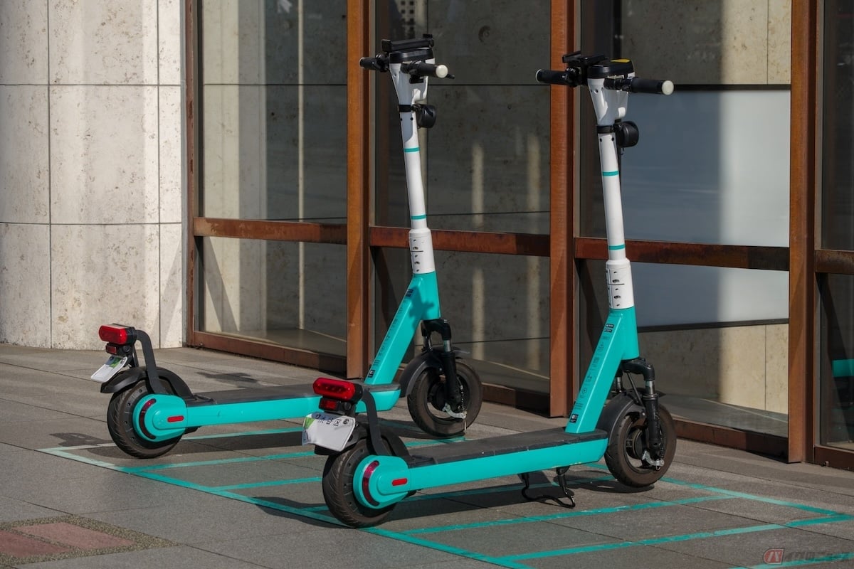 電動キックボードのユーザーは、バイクと同じように税金を支払う必要がある