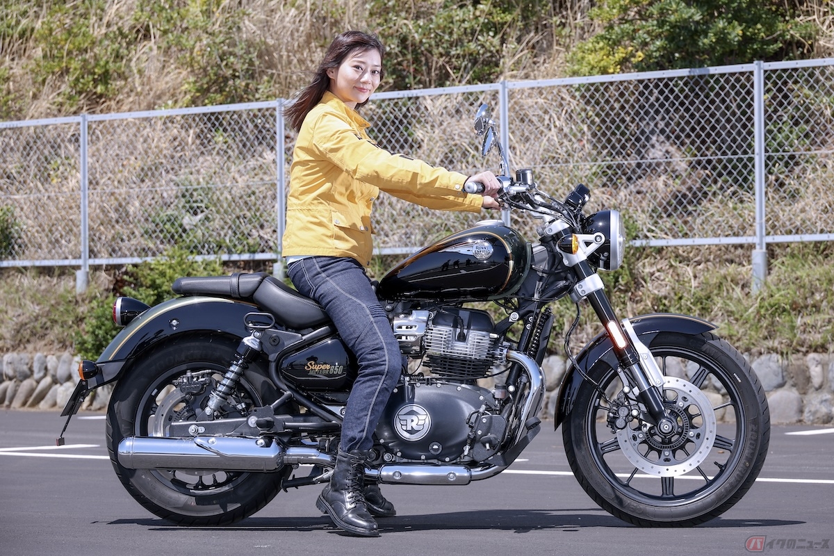 シート高は740mm、身長166cmの私でも問題なく車体を支えられます