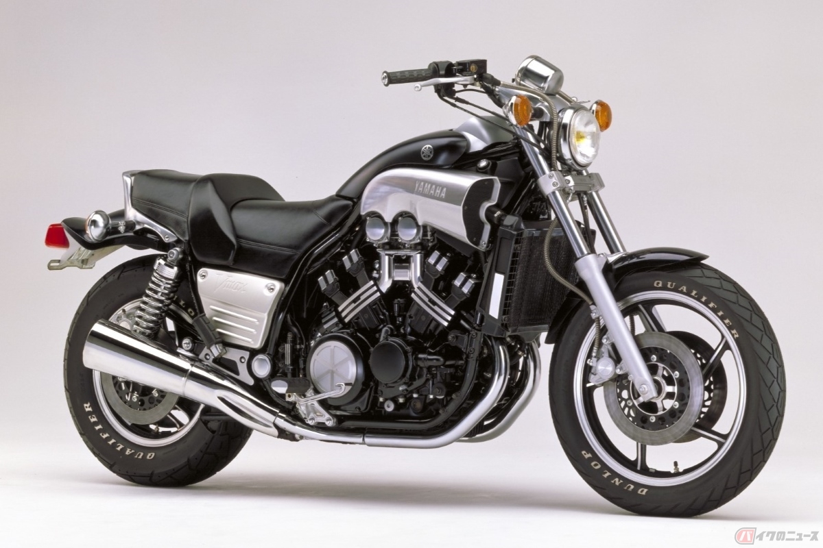 1985年に登場したヤマハ「VMAX1200」。1990年の排気量上限自主規制の撤廃後、運輸省型式認定第1号となった国内モデルの最高出力は98馬力（輸出仕様は145馬力）だった