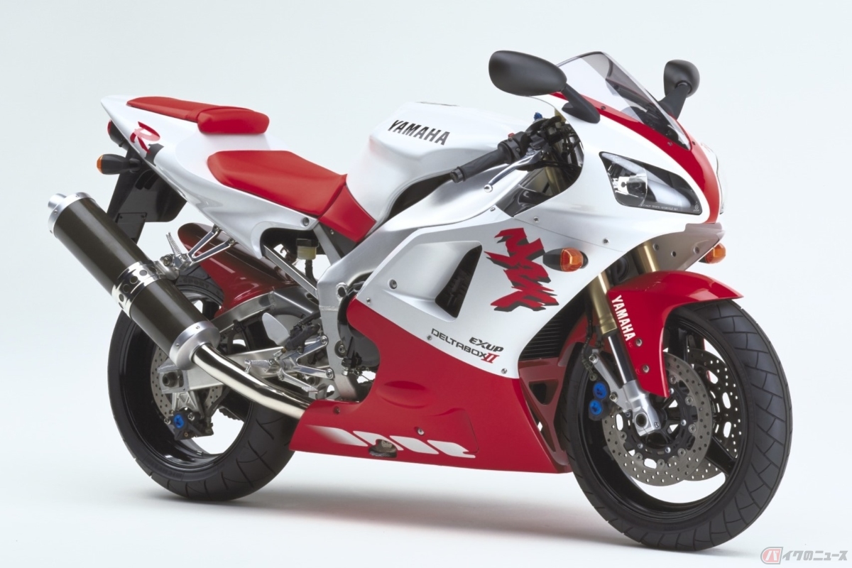 1998年に発売されたヤマハ「YZF-R1」は、リッターバイクとは思えない軽量・コンパクトな車体に排気量998ccエンジン搭載し、150馬力を発揮。現在の1000ccスーパースポーツの祖と言えるバイク