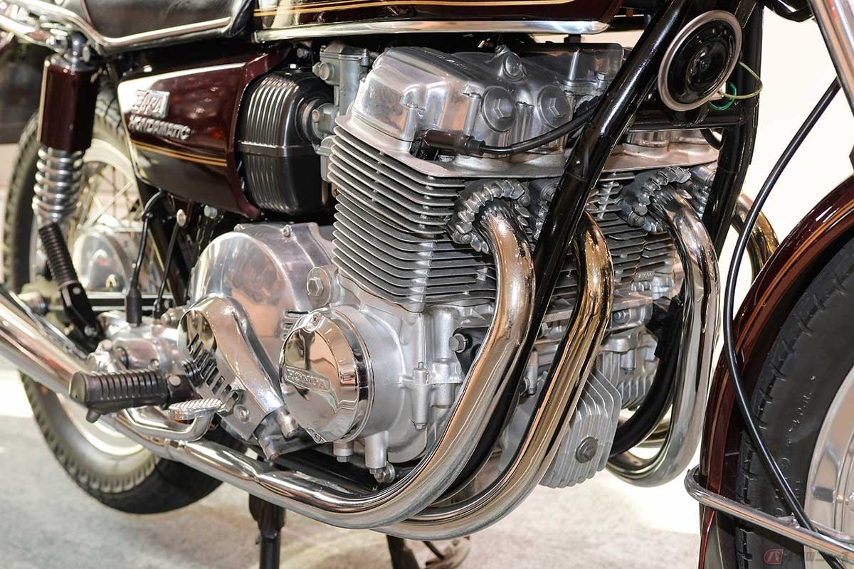 「CB750フォア」の並列4気筒SOHCエンジンをベールに、バルブタイミングなどをホンダマチックに合わせたフラットなエンジン特性に