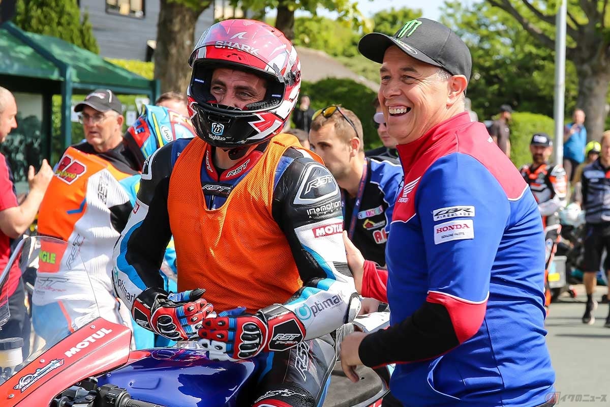 ニューカマー(初参戦)のライダーに笑顔でアドバイスを送るベテランライダー、ジョン・マクギネス選手(写真は2023年/小林ゆき)