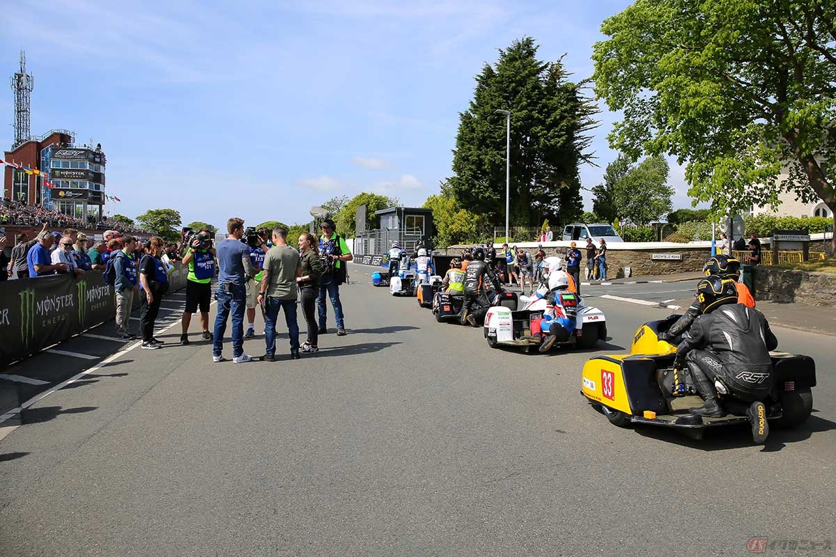 ニューカマー（初参戦）の先導走行のスタートシーン。これから1周60kmのTTマウンテンコースを、初めてレーシングアベレージで走る（写真は2023年／小林ゆき）