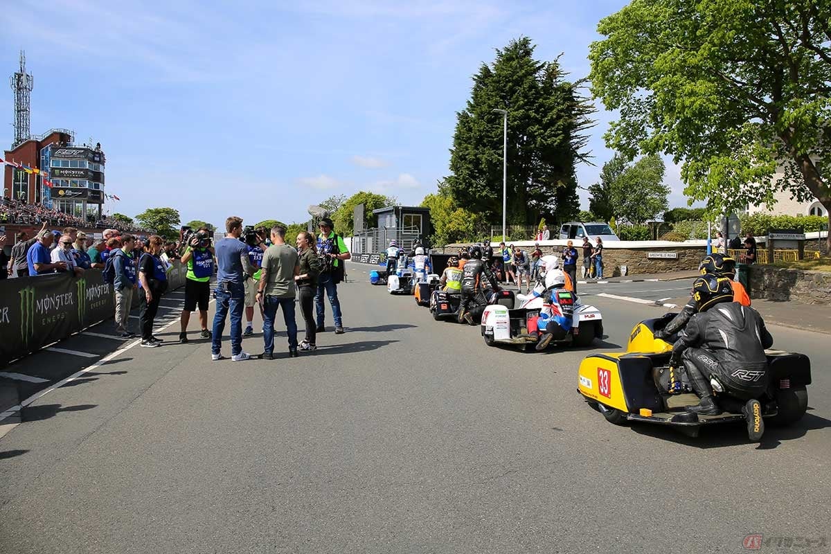 ニューカマー(初参戦)の先導走行のスタートシーン。これから1周60kmのTTマウンテンコースを、初めてレーシングアベレージで走る(写真は2023年/小林ゆき)