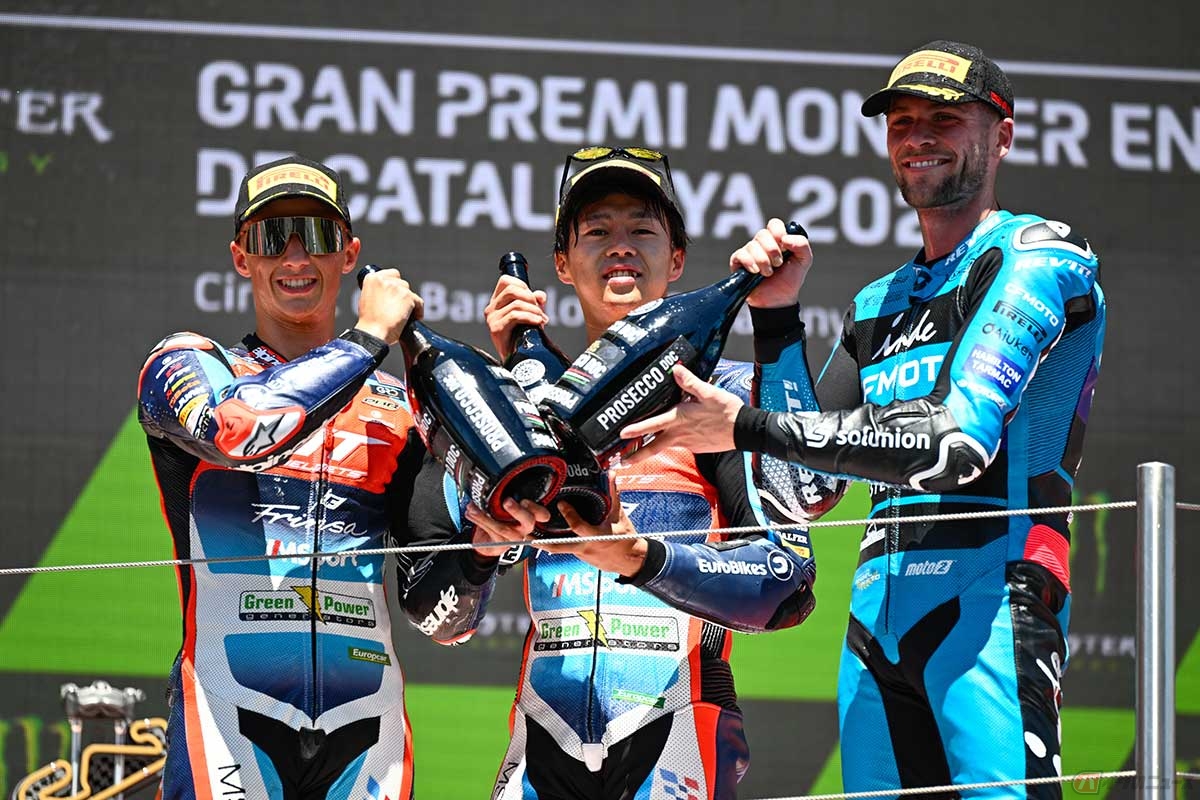 【MotoGP第6戦カタルーニャGP】Moto2クラスで今季初優勝を果たした小椋藍選手（中央）、2位のセルジオ・ガルシア選手（左）、3位のジェイク・ディクソン選手（右）