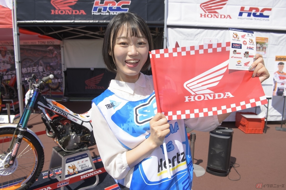 トニー・ボウ選手、ガブリエル・マルセリ選手へ応援メッセージを書くとHONDAの応援フラッグと両選手のステッカーを貰えちゃいました！