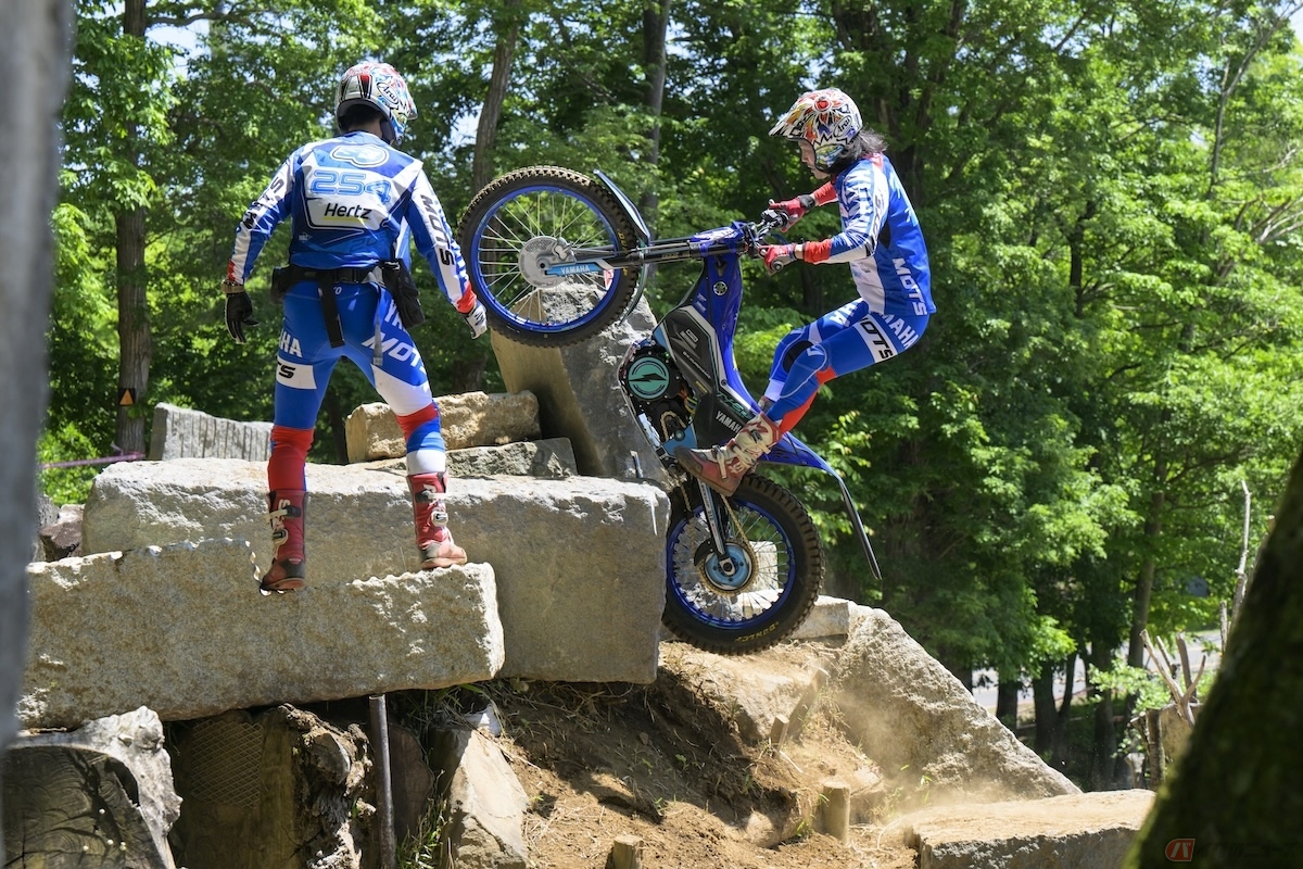 ほぼ垂直にそびえ立つ山肌を、どのライダーもマシンを自らの手足のように巧みに操って駆け上がっていく